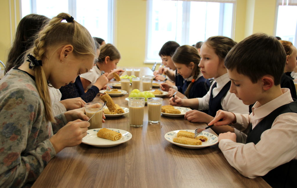 8 школа питание. Завтрак в школе. Обед в школе. Питание в школе. Питание в школьной столовой.
