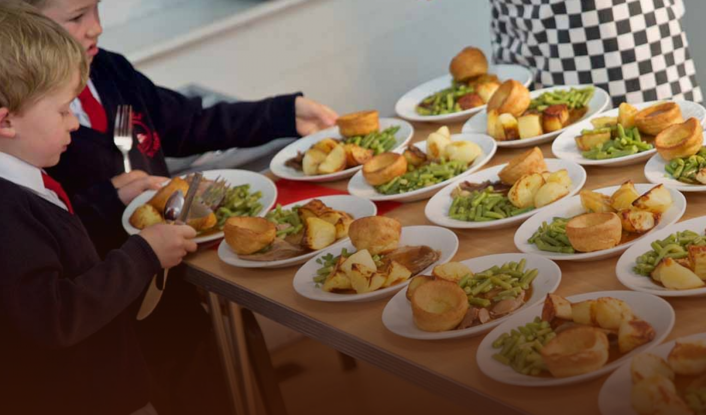 Школа про еду. Обед в школе. Еда в школьных столовых. Обед в школьной столовой. Питание в школьных столовых.